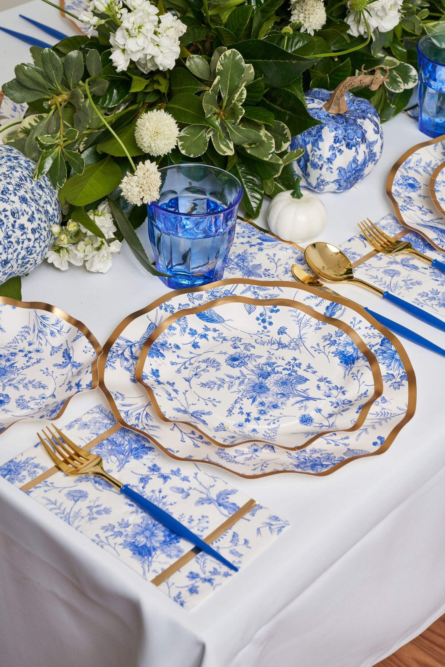 Timeless Wavy Paper Dinner Plate