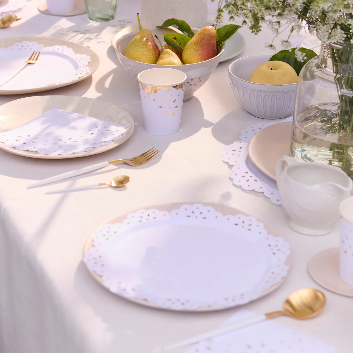 BRODERIE LACE WHITE PLATES - MERI MERI